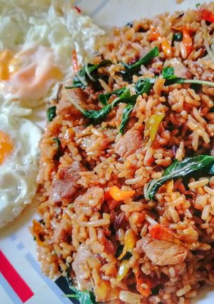 รูปของ ข้าวคลุกกะเพ​รา​ ไข่ดาว