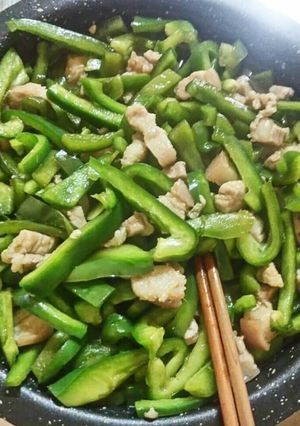 Hình của món Ớt chuông xào thịt heo.