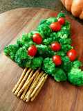 Salada de Natal árvore de brócolis com tomatinhos
