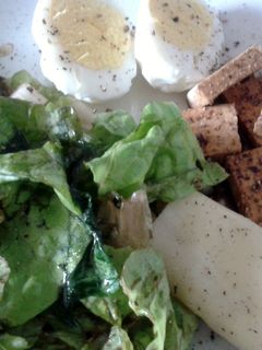 Una foto de Tofu salteado en soja con lechugas huevo y queso