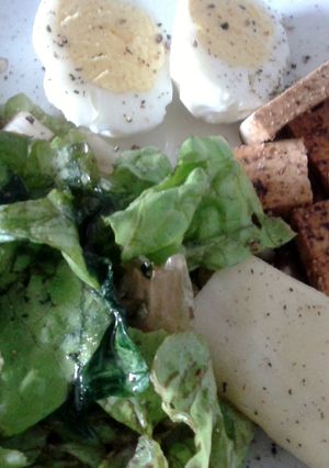Una foto de Tofu salteado en soja con lechugas huevo y queso