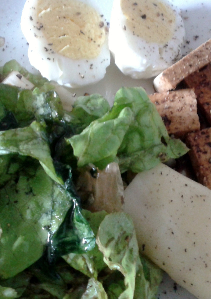 Una foto de Tofu salteado en soja con lechugas huevo y queso