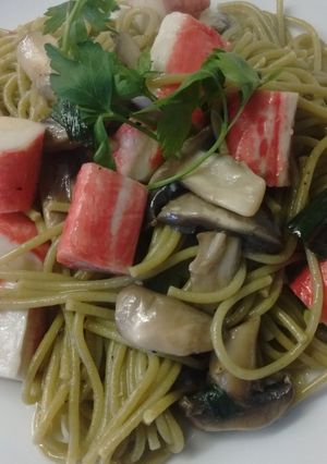 Una foto de Pasta con Surimis & champignon alcaparras verdeo oliva y ajo 
