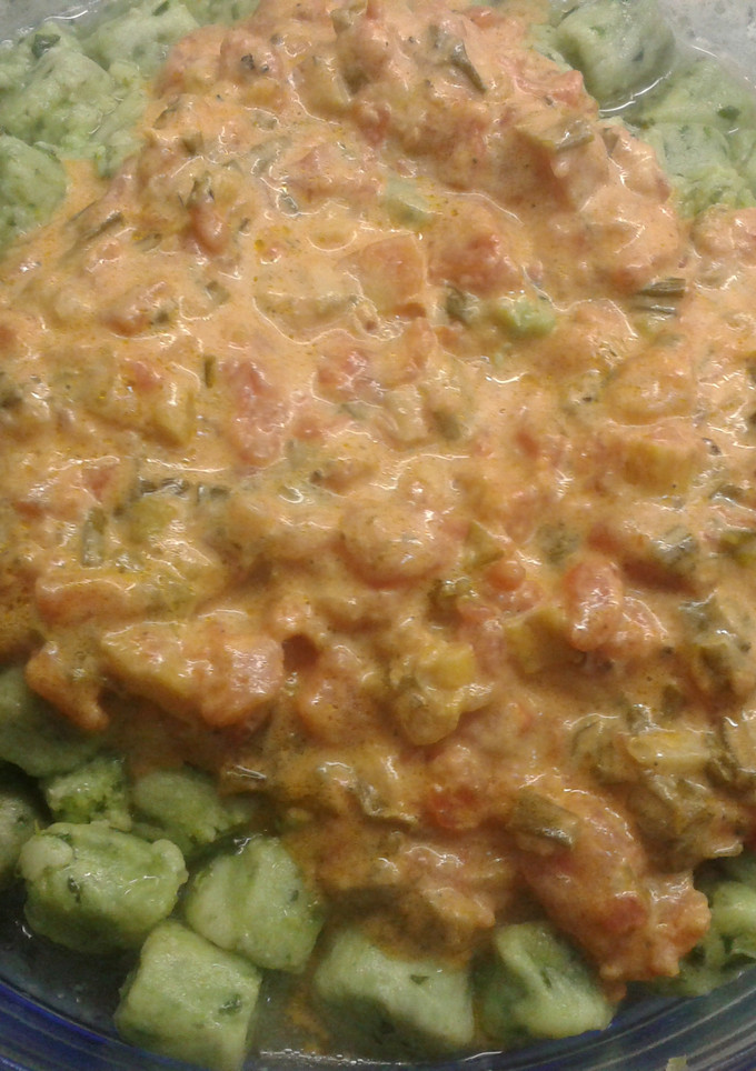 Una foto de Ñoquis de espinaca con salsa de tomates cubeteados, verdeo y crema