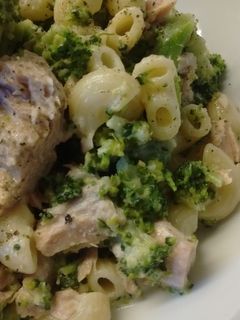 Una foto de Pasta Coditos con brócoli y atún