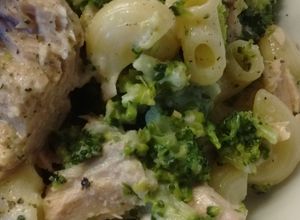 Una foto de Pasta Coditos con brócoli y atún