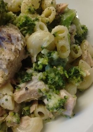 Una foto de Pasta Coditos con brócoli y atún