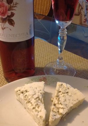 Una foto de Merlot rose & queso azul