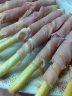 Una foto de Palitos de queso envueltos en jamón serrano 