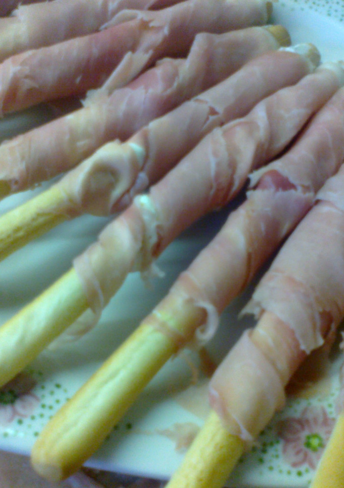 Una foto de Palitos de queso envueltos en jamón serrano 