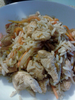 Una foto de Chow fan de pollo con verduras y arroz jazmín