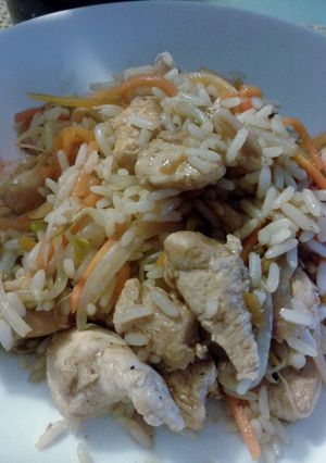 Una foto de Chow fan de pollo con verduras y arroz jazmín