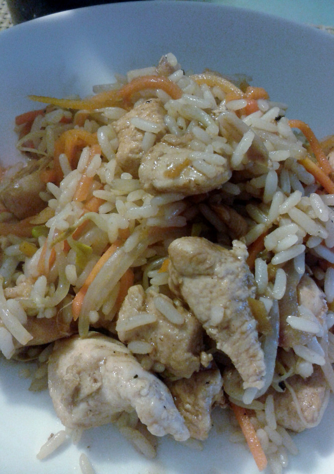 Una foto de Chow fan de pollo con verduras y arroz jazmín