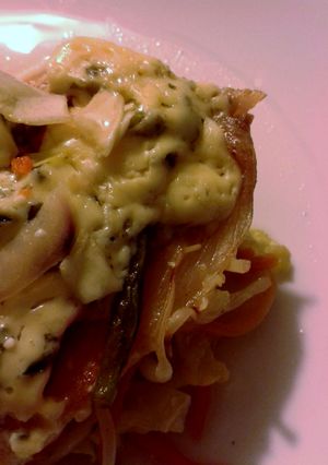 Una foto de Merluza en colchón de verduras con queso azul