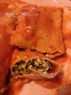 Una foto de Canelones de verdura con salsa rosa