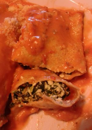 Una foto de Canelones de verdura con salsa rosa