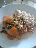 Costeletas de cerdo con hortalizas y arroz blanco 