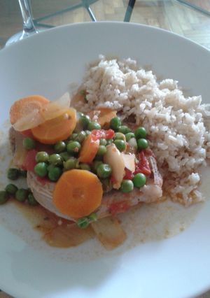 Una foto de Costeletas de cerdo con hortalizas y arroz blanco 