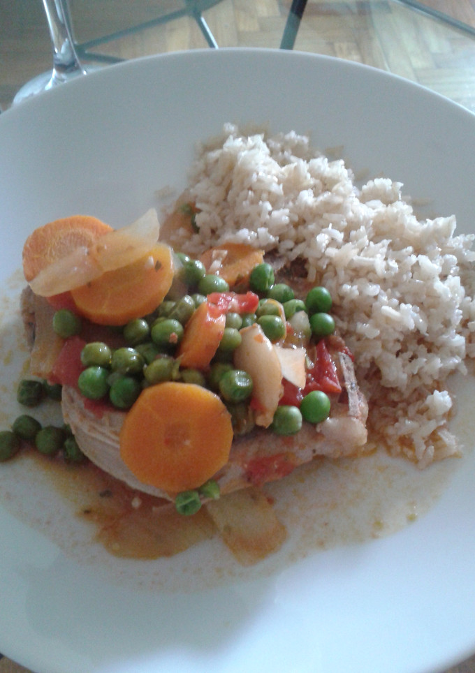 Una foto de Costeletas de cerdo con hortalizas y arroz blanco 