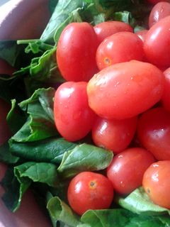 Una foto de Ensalada de espinacas frescas con tomatines