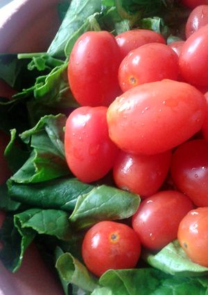 Una foto de Ensalada de espinacas frescas con tomatines