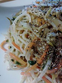 Una foto de Fideos de maíz con semillas. Estilo Tai