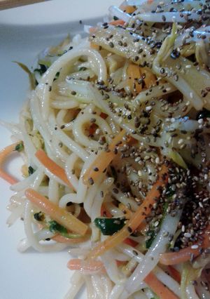 Una foto de Fideos de maíz con semillas. Estilo Tai