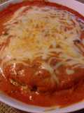 Lasagna de espinaca, jamón & queso de crepes con salsa rosa