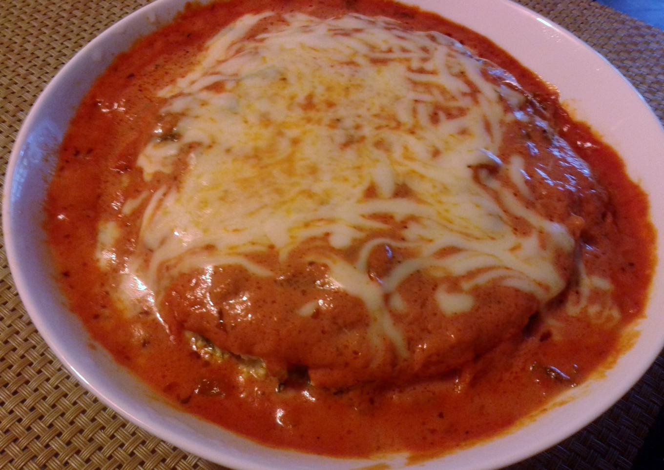 Lasagna de espinaca, jamón & queso de crepes con salsa rosa