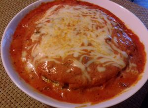 Una foto de Lasagna de espinaca, jamón & queso de crepes con salsa rosa