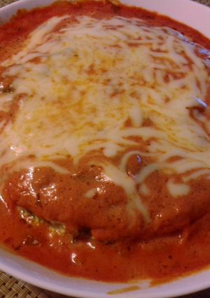 Una foto de Lasagna de espinaca, jamón & queso de crepes con salsa rosa