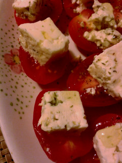 Una foto de Pinchos de queso azul y tomates cherry