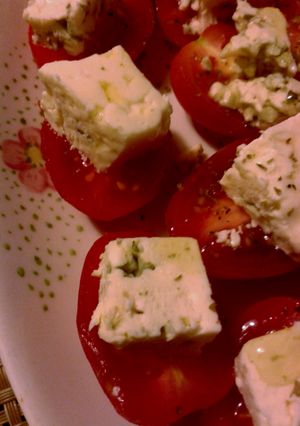 Una foto de Pinchos de queso azul y tomates cherry