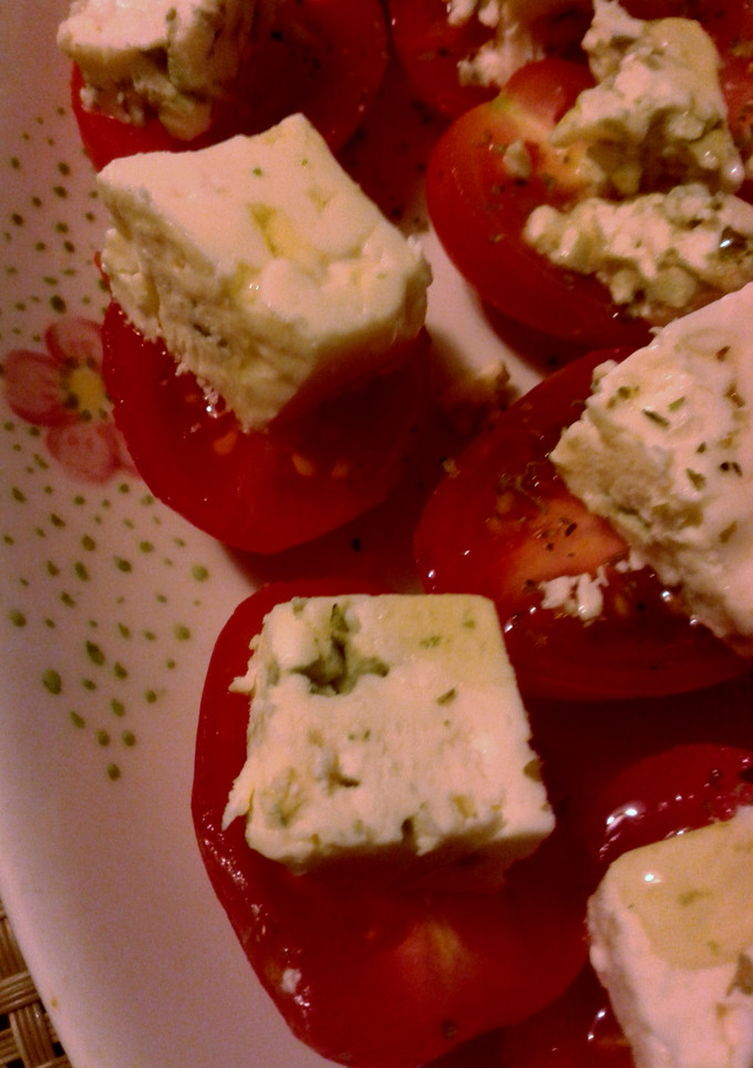 Una foto de Pinchos de queso azul y tomates cherry
