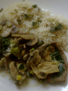 Una foto de Peceto al champignon con verdeo y arroz blanco