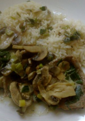 Una foto de Peceto al champignon con verdeo y arroz blanco 