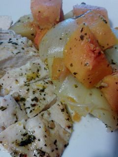Una foto de Pollo a las hierbas con hortalizas