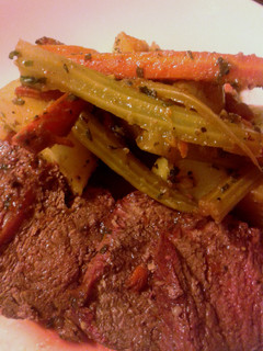 Una foto de Cuadril a la cacerola en ajillo con verduras