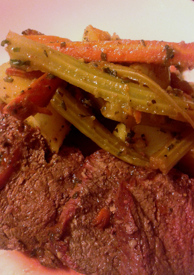 Una foto de Cuadril a la cacerola en ajillo con verduras 