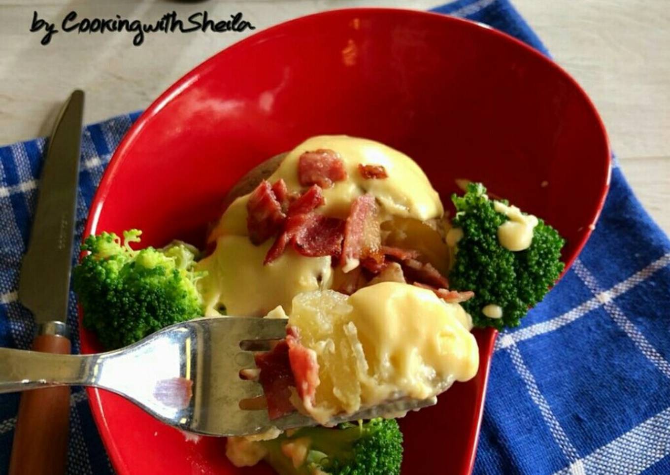 Baked Potato with Broccoli and Cheese Sauce