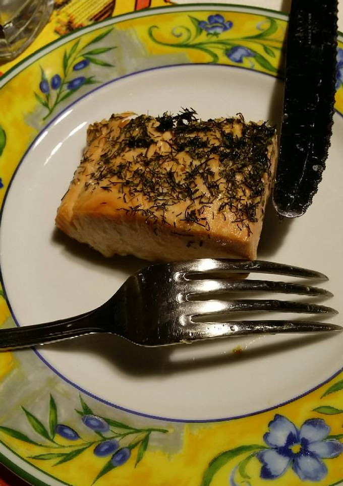 Una foto de Salmón al eneldo al horno