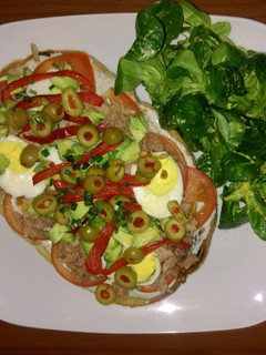 Una foto de Bruschetta de atún y roquefort
