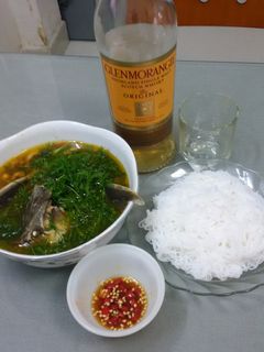 Hình của món Cá tầm nấu canh thì là.