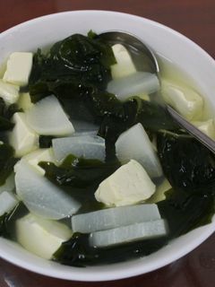 Hình của món Canh đậu hũ-rong biển.