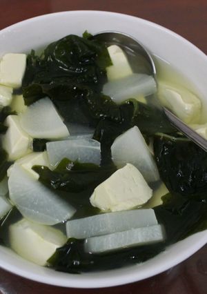 Hình của món Canh đậu hũ-rong biển.