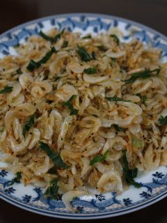 Hình của món Tép biển rang lá gừng.