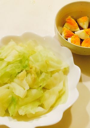 Hình của món Bắp cải luộc đơn giản khi ở nhà một mình.