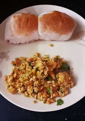 एग भुर्जी पाव (egg bhurji pav recipe in marathi) रेसिपी चे मुख्य फोटो 