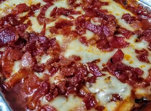 Una foto de BERENJENA En Capas🍆 con Tocineta🥓 Caramelizada...!😍