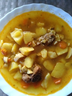 Una foto de Patatas con costillas de cerdo y boletus